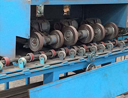 為保證產(chǎn)品品質(zhì)進行第一次拋光。 拋光